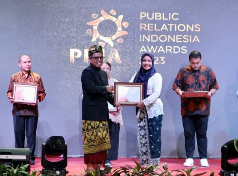 Kepala Humas USU Amalia Meutia MPsi Psikolog saat menerima penghargaan Bronze Winner untuk kategori Media Cetak (Mata USU), Silver Winner untuk Video Profile dan Terpopuler di Media Massa, di Bali.