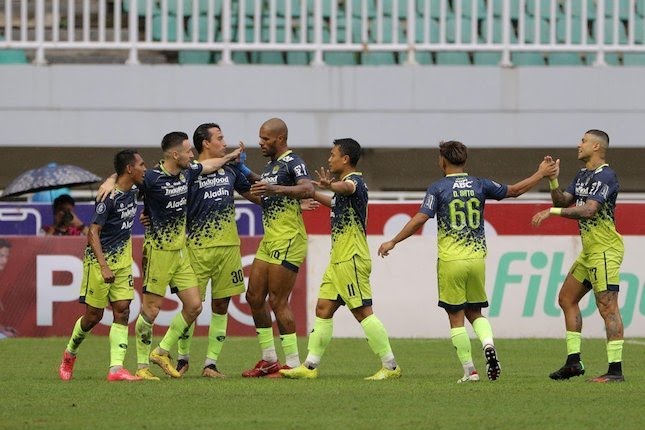 Skuat Persib Bandung merayakan gol Marc Klok ke gawang Dewa United.