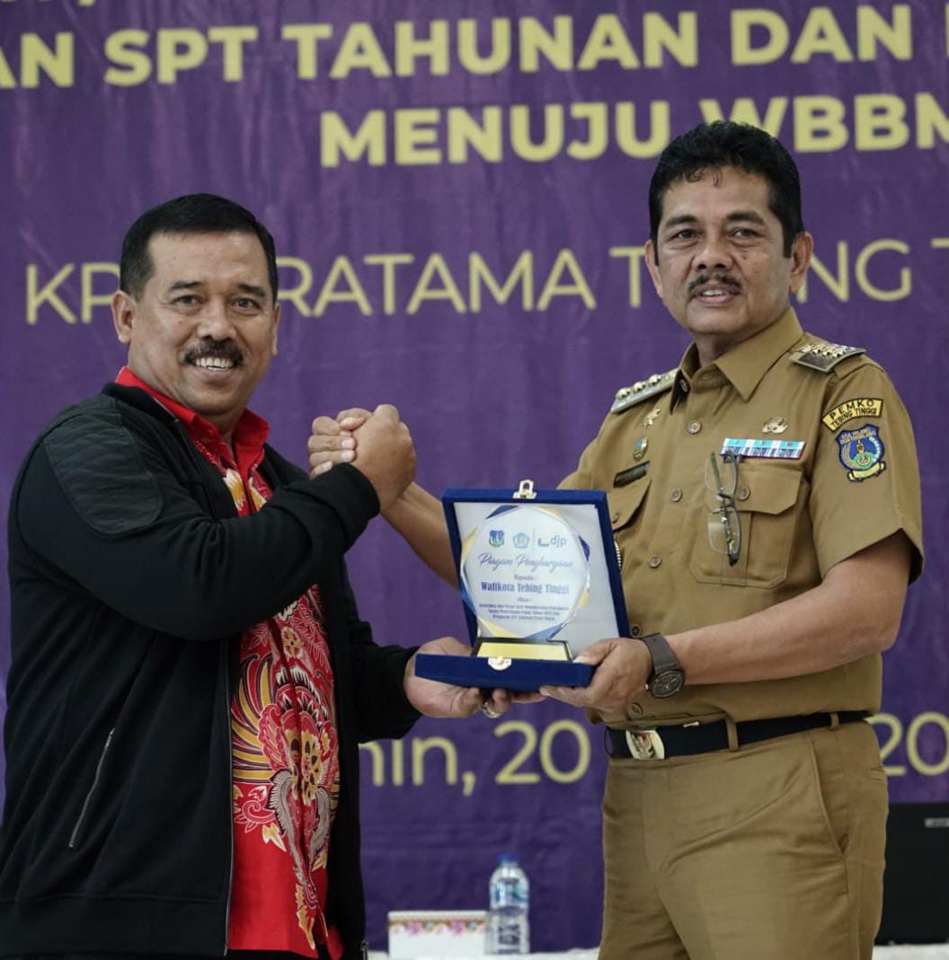 Pj Wali Kota Tebingtinggi Muhammad Dimiyathi SSos MTP menyerahkan plakat ke Kepala Kantor KPP Pratama Tebingtinggi Daniel Zebua saat acara Tax Gathering dan Pencanangan WBK Menuju WBBM, di Gedung Balai Kartini Convention Center and Public Service, Jalan Gunung Leuser.