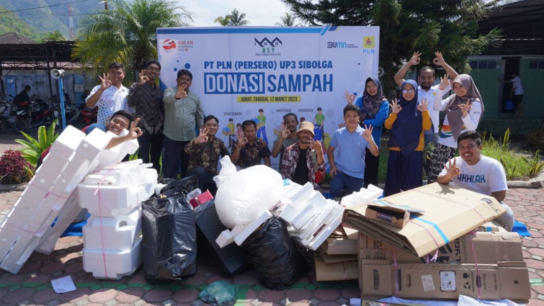 PLN UID Sumut menggandeng komunitas Bank Sampah Yamantab bersama masyarakat di lingkungan kantor PLN UP3 Sibolga mengumpulkan sampah yang tidak digunakan untuk didaur ulang.