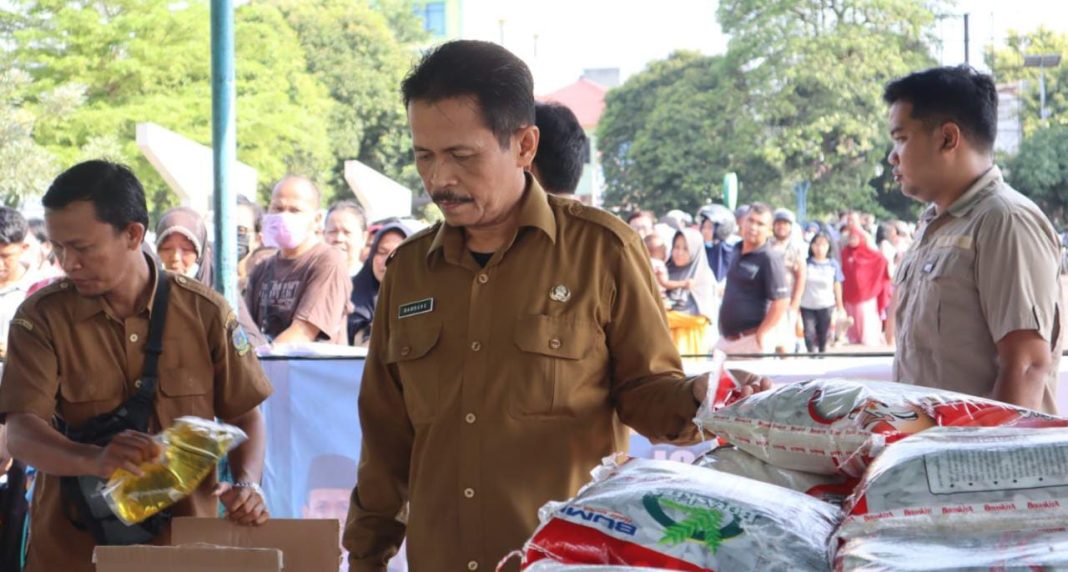 Plt Sekretaris Daerah Kota Tebingtinggi Drs Bambang Sudaryono saat meninjau pelaksanaan PPH menjelang Ramadan di Lapangan Merdeka, Jalan Sutomo.