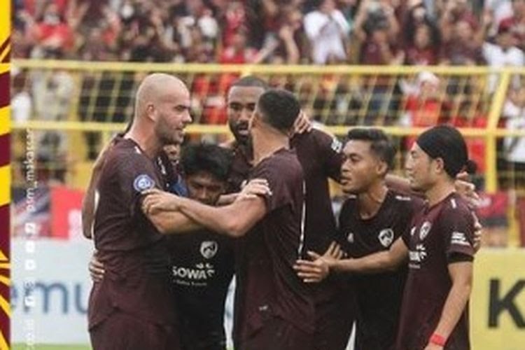 Tampak beberapa pemain PSM Makassar tengah merayakan gol yang tercipta ke gawang Dewa United.