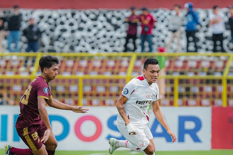 Suasana pertandingan pekan ke-28 Liga 1 2022/2023 antara PSM Makassar melawan Persis Solo di Stadion BJ Habibie, Pare-pare.
