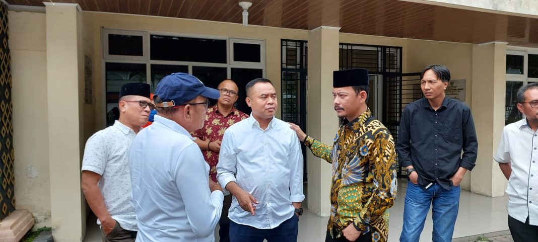 Staf khusus Wakil Presiden RI H Arif Rahmansyah Marbun memegang pundak Ketua PWI Sumut Farianda Putra Sinik saat berkunjung di kantor PWI Sumut, Jalan Adinegoro Medan.