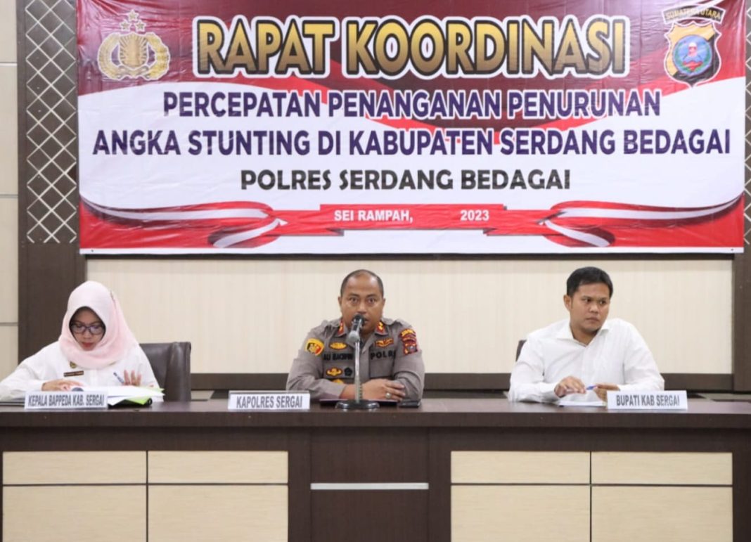 Kapolres Sergai AKBP Ali Machfud didampingi Wabup H Adlin Umar Yusri Tambunan dan Kepala Bappedalitbang Pemkab Sergai Rusmiani Purba memimpin Rakor percepatan penanganan penurunan angka stunting.