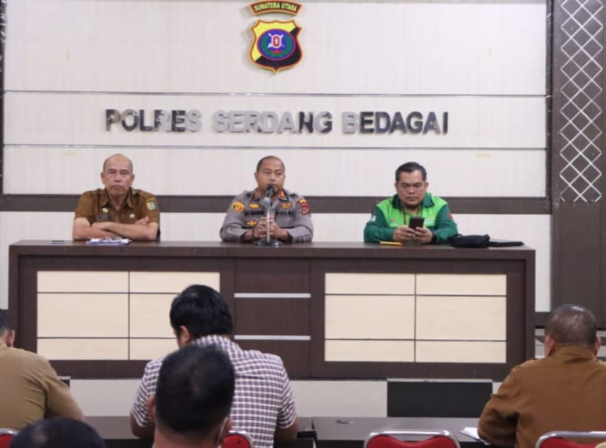 Kapolres Sergai AKBP Ali Machfud didampingi Asisten Ekbangsos Pemkab Sergai, Nasrul Aziz Siregar dan Kepala BPS Sergai Herman memimpin Rakor pengendalian inflasi di Aula Patriatama Polres Sergai.