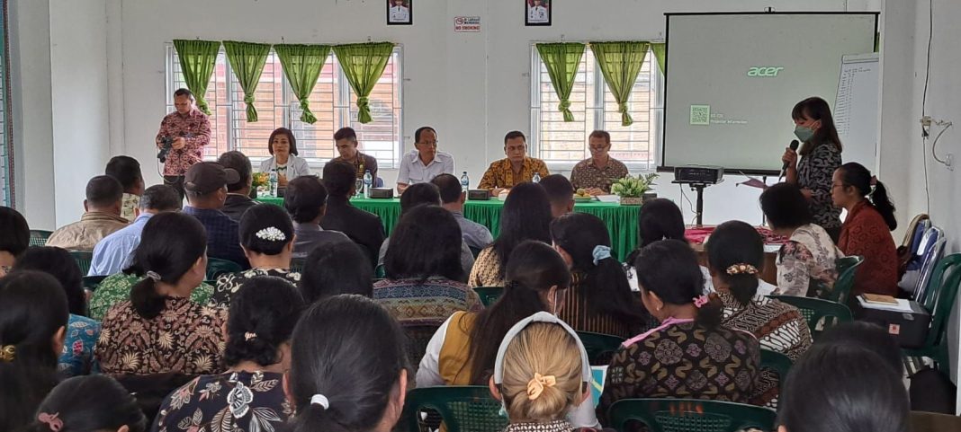 Bupati Humbahas Dosmar Banjarnahor pimpin rapat penangangan stunting di Puskesmas Matiti, Kecamatan Doloksanggul.