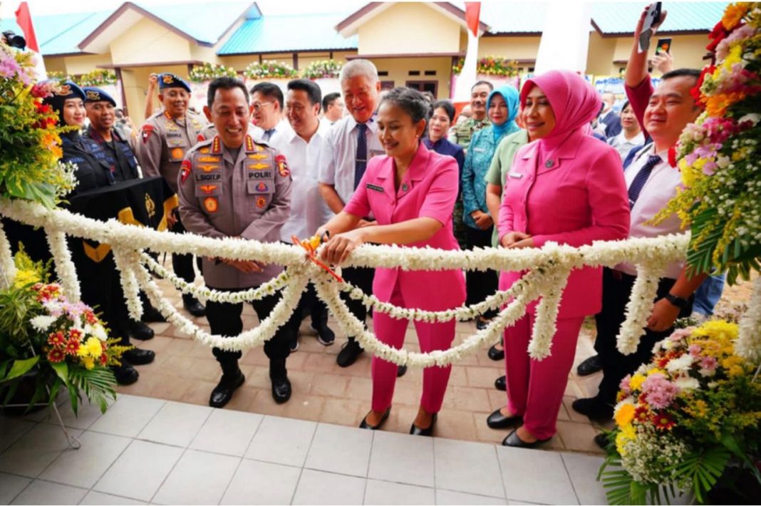 Kapolri Jenderal Polisi Listyo Sigit Prabowo meresmikan pembangunan asrama Brimob Polda Kalimantan Barat.