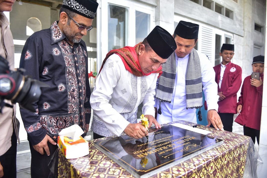 Gubernur Sumut Edy Rahmayadi menghadiri sekaligus meresmikan Masjid Ar Rahman Pesantren Zawiyatul Huffazh di Komplek Pesantren Zawiyatul Huffazh, Jalan Pasar VIII Lingkungan 9, Kelurahan Tangkahan, Kecamatan Medan Labuhan.