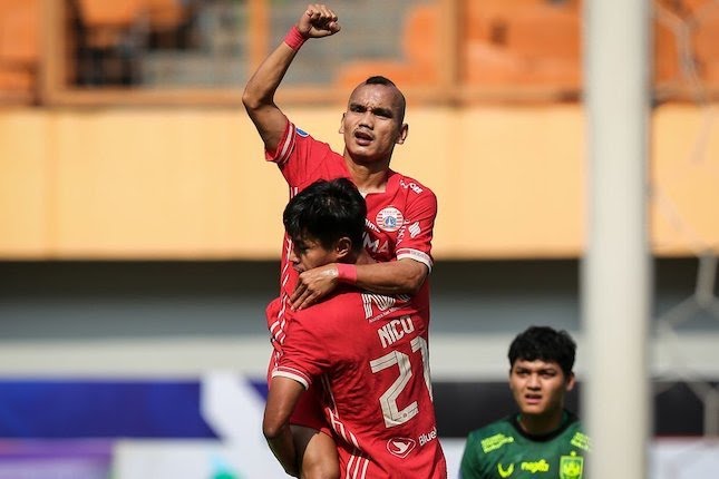 Winger Persija Jakarta Riko Simanjuntak merayakan golnya ke gawang PSIS Semarang.