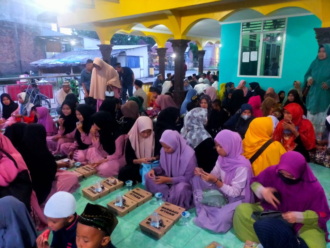 Rumah Zakat Cabang Medan menyalurkan sebanyak 300 paket berupa nasi kotak untuk kebutuhan berbuka puasa di Mesjid Tawakkal di Desa Candirejo, Kecamatan Biru-biru, Kabupaten Deliserdang.