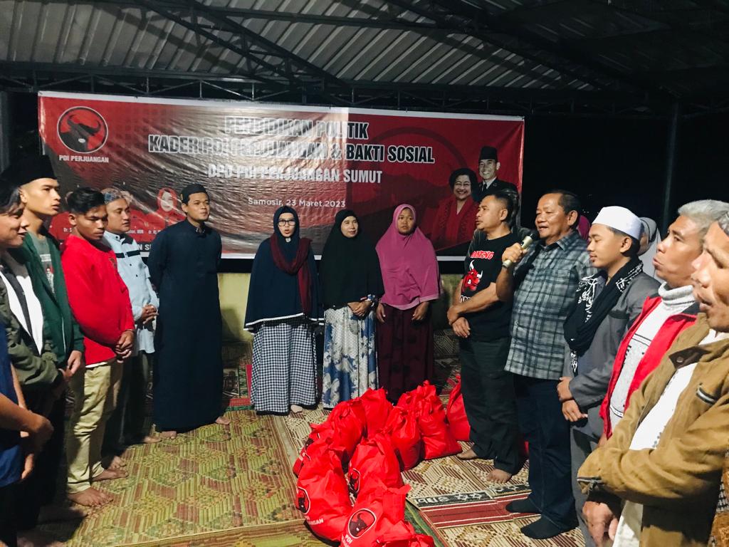 Ketua DPD PDI Perjuangan Sumut Drs Rapidin Simbolon MM menyerahkan bingkisan kepada warga Desa Harianpohan Sihotang, Kecamatan Harian, Kabupaten Samosir, usai melakukan silaturahmi dibarengi berbuka puasa bersama.