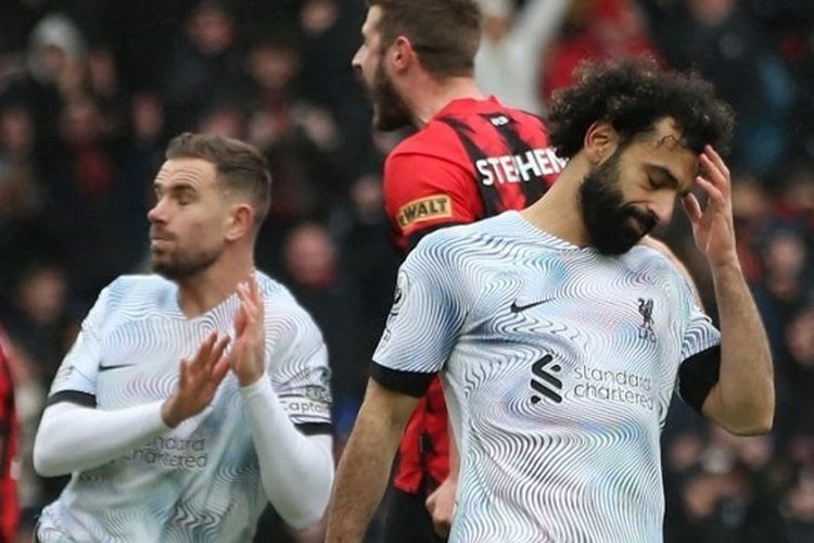 Ekspresi pemain Liverpool, Mohamed Salah (kanan), usai gagal mencetak gol dari titik penalti dalam laga melawan Bournemouth pada pekan ke-27 Liga Inggris 2022-2023 yang digelar di Vitality Stadium.