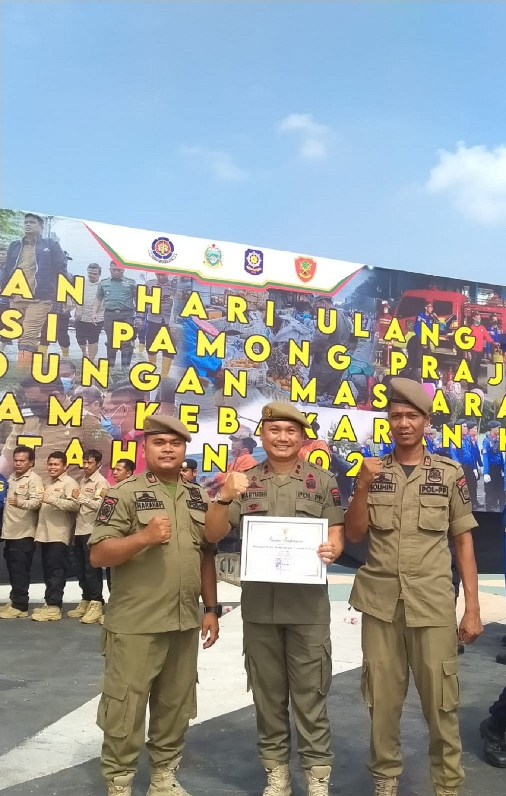 Penghargaan diserahkan langsung oleh Gubernur Sumut Edy Rahmayadi kepada Kasatpol PP Kabupaten Sergai Muhammad Wahyudhi SSTP MSi pada upacara HUT ke-73 Satpol PP, HUT ke-61 Satlinmas dan HUT ke-104 Damkar dan Penyelamatan, di Gedung Serbaguna Astaka Medan.