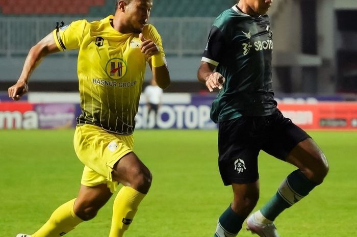 Bagas Kaffa berduel dengan lawan saat laga Persikabo 1973 vs Barito Putera di Stadion Pakansari, Bogor.