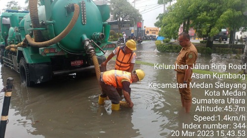 Dinas SDABMBK Medan menurunkan petugas dan mobil pompa air guna mengatasi banjir di pintu masuk perumahan Tasbih II Jalan Gagak Hitam Ringroad.