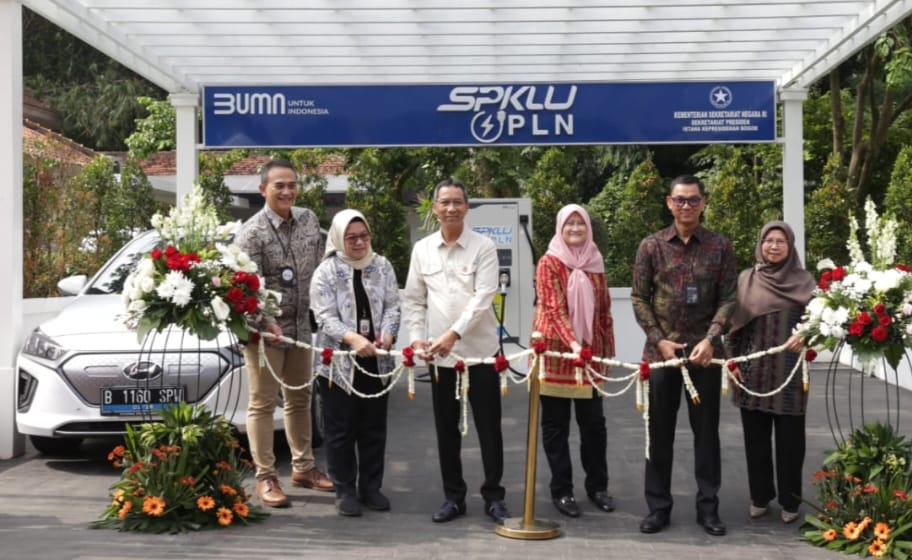 Kepala Sekretariat Presiden Heru Budi Hartono dan Dirut PLN Darmawan Prasodjo meresmikan SPKLU di Istana Kepresidenan Bogor.