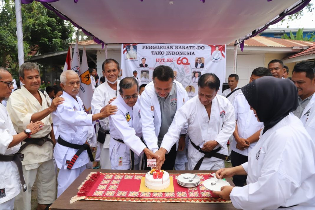 Wakil Gubernur Sumut Musa Rajekshah bersama yang lain memotong kue saat menghadiri acara puncak Hari Jadi ke-60 Karate-Do Tako Indonesia, di Parapat, Simalungun.