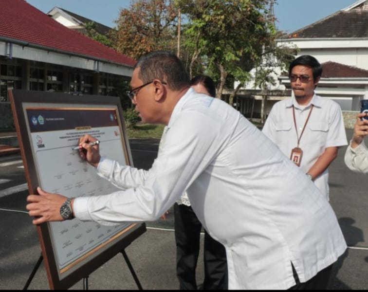 Direktur Polmed Abdul Rahman SE Ak MSi menandatangani Pakta Integritas dan diikuti seluruh dosen dan tenaga kependidikan Polmed, di Medan.