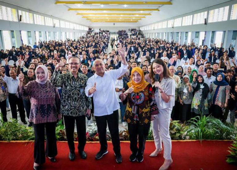 MenKopUKM RI Teten Masduki berdialog dengan mahasiswa Universitas Merdeka dalam program Entrepreneur Hub yang diselenggarakan KemenKopUKM di Malang.