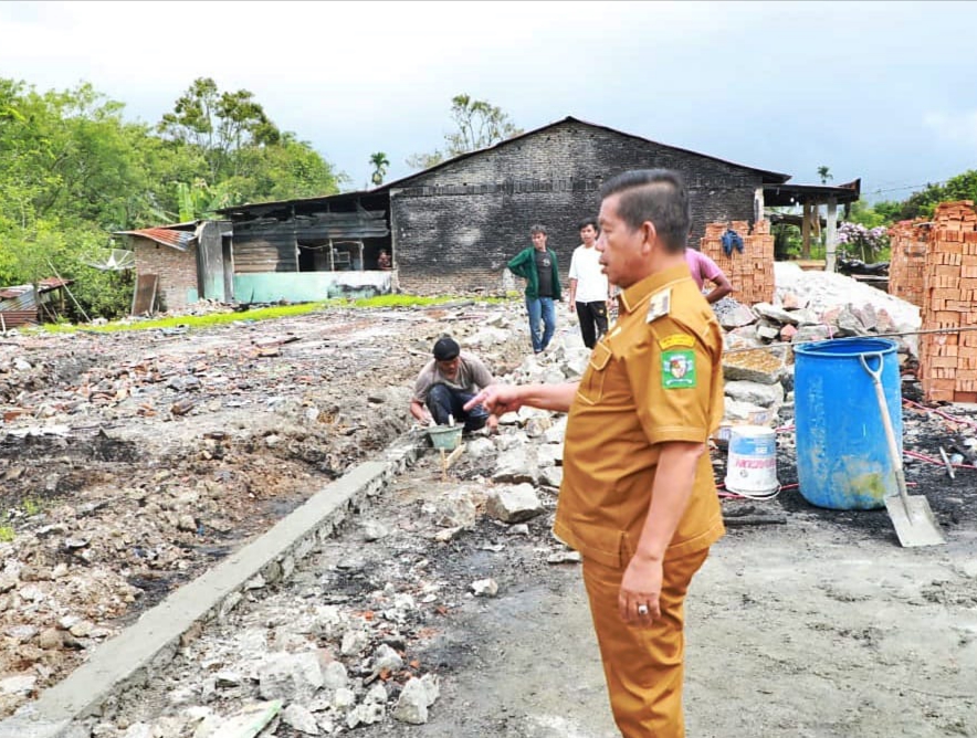 Bupati Simalungun Radiapoh Hasiholan Sinaga meninjau pembangunan tujuh unit rumah korban kebakaran di Pamatangraya.