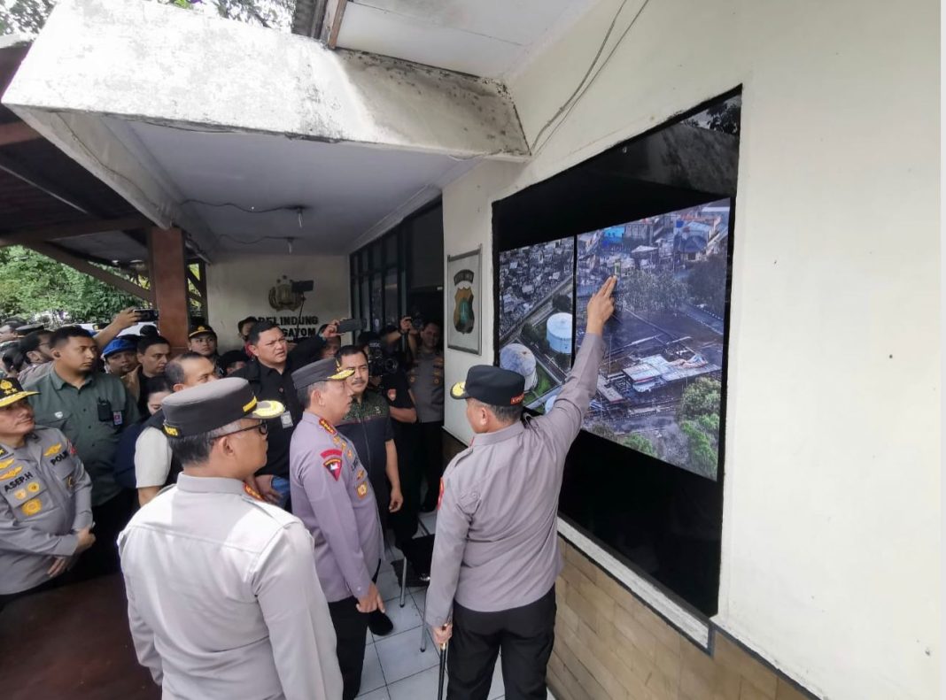 Kapolri Jenderal Polisi Listyo Sigit Prabowo melakukan peninjauan langsung ke lokasi kebakaran Depo Pertamina, Plumpang, Jakarta Utara.