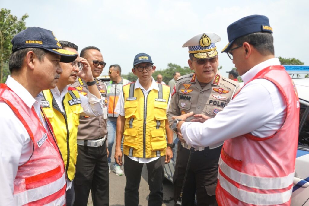 Menhub RI Budi Karya Sumadi didampingi Kakorlantas Polri Irjen Pol Firman Shantyabudi bersama Kabag Ops Korlantas Polri Kombes Pol Eddy Djunaedi dan lainnya melakukan kunjungan kerja di kantor Jasa Marga KM 70, dilanjutkan meninjau KM 81 dalam rapat kesiapan pengendalian arus mudik lebaran Idul Fitri 2023.