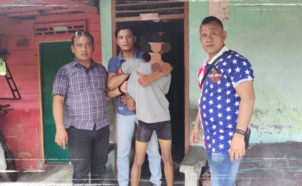 Kapolsek Pangkalan Brandan AKP Bram Chandra Sihombing (kanan) dan anggota menangkap tersangka di Lingkungan I, Gang Toba, Kelurahan Sei Bilah, Kecamatan Sei Lepan, Kabupaten Langkat.