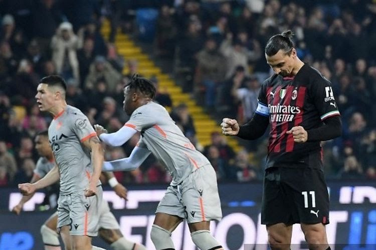 Reaksi penyerang AC Milan Zlatan Ibrahimovic saat gagal mengeksekusi penalti pada laga pekan ke-27 Liga Italia 2022-2023 melawan Udinese di Stadion Dacia Arena.