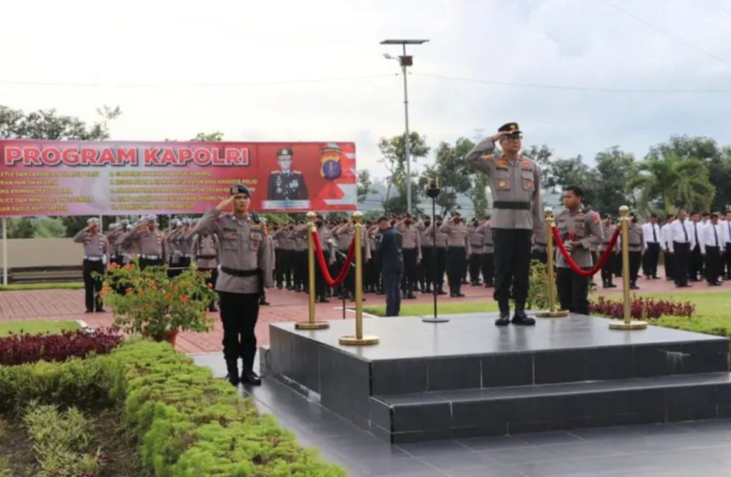 Polda Kaltim melaksanakan upacara bendera bulanan di lapangan Mapolda Kaltim.