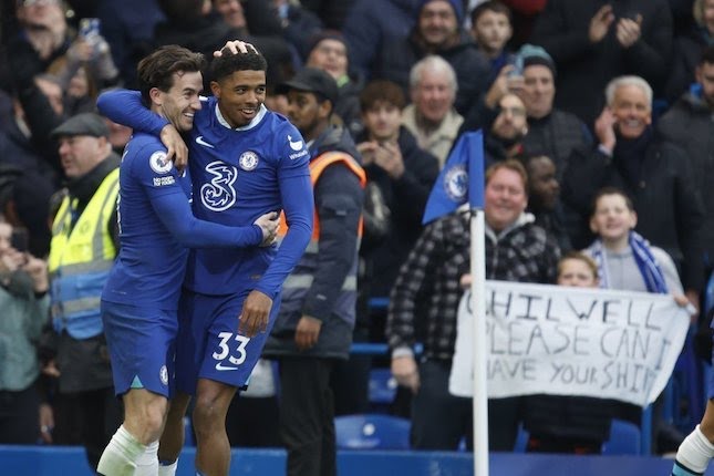 Ben Chilwell merayakan gol Wesley Fofana ke gawang Leeds United pada pekan ke-26 Premier League 2022/2023.