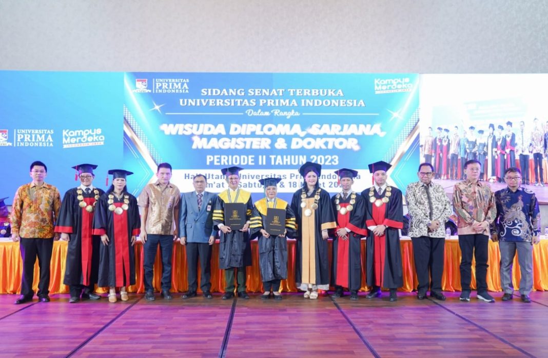 UNPRI melaksanakan Wisuda Periode II Tahun 2023 diploma dan sarjana kemudian foto bersama di kampus Jalan Sampul Medan.