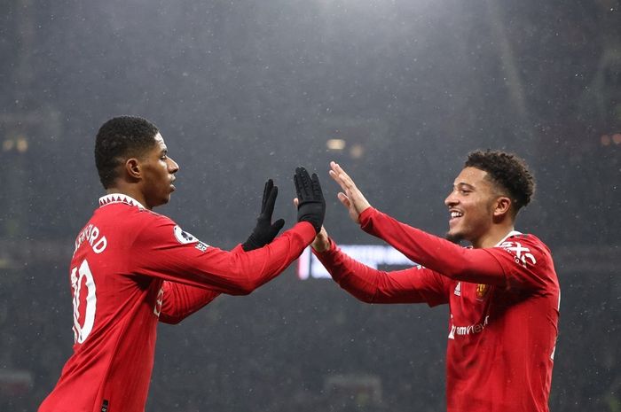 Marcus Rashford (kiri) merayakan gol dengan Jadon Sancho dalam duel Manchester United vs Brentford pada lanjutan Liga Inggris di Old Trafford.