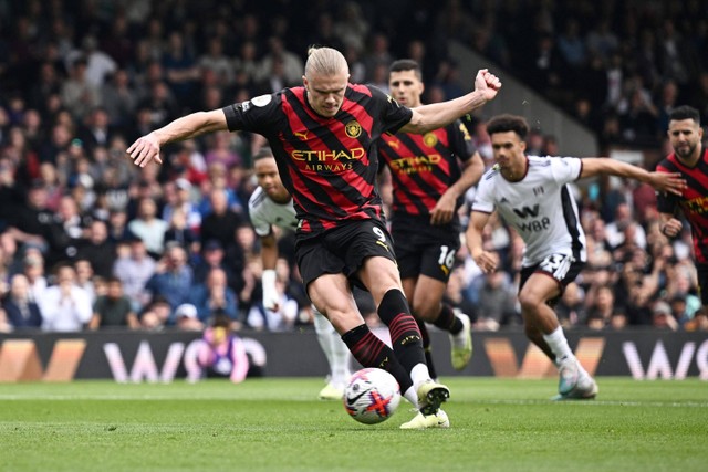 Pemain Manchester City Erling Haaland mencetak gol ke gawang Fulham pada pertandingan lanjutan Liga Inggris di Stadion Craven Cottage, London, Inggris.