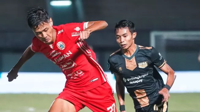 Bek Persija Jakarta, Dony Tri Pamungkas dalam laga Dewa United vs Persija Jakarta pada laga pekan ke-33 BRI Liga 1 2022-2023 di Stadion Indomilk Arena, Tangerang.