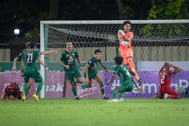 Kiper Persebaya Surabaya, Ernando Ari melakukan selebrasi bersama rekannya usai berhasil menghalau bola tendangan penalti pemain Arema FC, Rizky Dwi Febrianto di laga lanjutan BRI Liga 1 2022/2023 di Stadion PTIK, Jakarta.