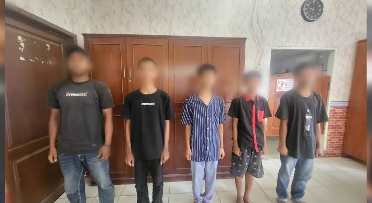 Kelima terduga pelaku balap liar setelah diamankan di Mapolres Langkat.