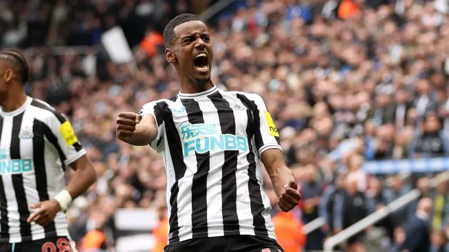 Striker Newcastle United, Alexander Isak melakukan selebrasi usai mencetak gol ke gawang Tottenham Hotspur dalam pertandingan pekan ke-32 Liga Inggris 2022-2023 di Stadion St James Park, Newcastle.