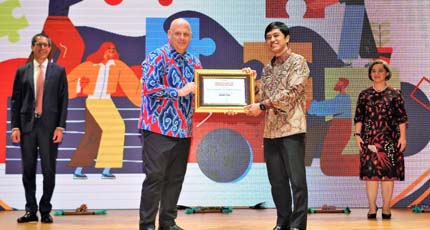 Pemberian sertifikat atas kesuksesan bermitra dan kolaborasi respons Covid-19 dari Direktur USAID Indonesia Jeff Cohen yang diterima oleh Wakil Menteri Kesehatan Dante Saksono Harbuwono di Perpustakaan Nasional Jakarta.