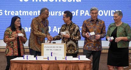 Menkes RI Budi Gunadi Sadikin serah terima Paxlovid di Gedung Kemenkes RI, Jakarta.