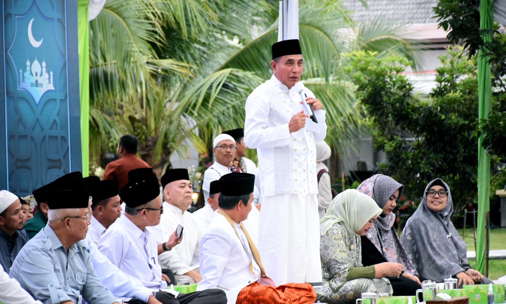 Gubernur Sumut Edy Rahmayadi hadir bersama Ketua TP PKK Sumut Nawal Lubis pada acara Ramadan Berbagi 1444 H di Halaman Masjid Rumah Dinas Gubernur, Jalan Jenderal Sudirman, Nomor 41 Medan.