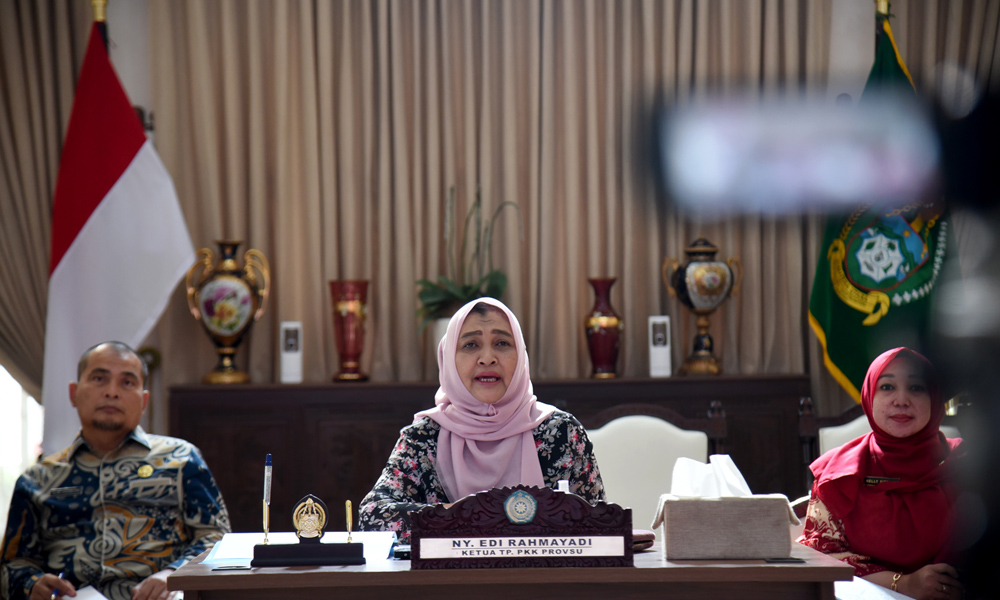 Ketua TP PKK Sumut Nawal Lubis melalui zoom meeting pada evaluasi Sub PIN Polio putaran pertama dan penguatan advokasi Sosialisasi Sub PIN Polio Putaran ke dua di Pemprov Sumut di Hall Rumah Dinas Gubernur Sumut.