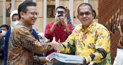 Menteri Kesehatan RI Budi Gunadi Sadikin menyerahkan DIM RUU Kesehatan kepada Komisi IX DPR RI.