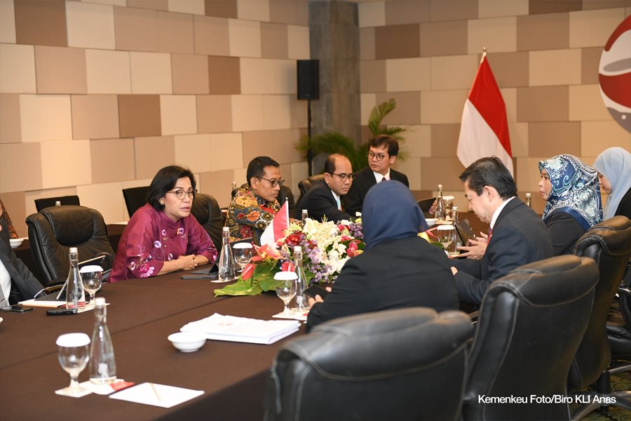 Menkeu RI Sri Mulyani Indrawati bertemu secara bilateral dengan Dato Amin Liew Abdullah, Menteri Ekonomi dan Keuangan Brunei Darussalam di Nusa Dua Bali.