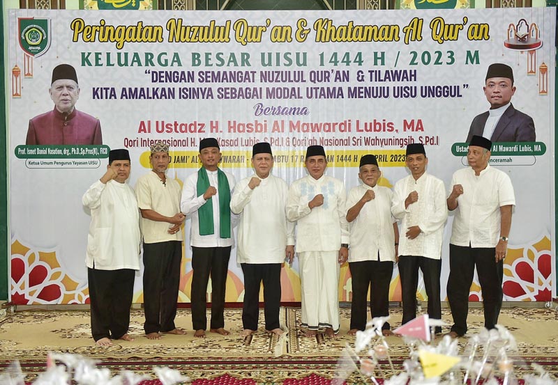 Gubernur Sumut Edy Rahmayadi foto bersama dengan lainnya saat menghadiri Peringatan Malam Nuzulul Quran pada Ramadan 1444 H, Keluarga Besar UISU di Masjid Jami Al-Munawwarah UISU, Jalan Sisingamangaraja Nomor 59 Medan.