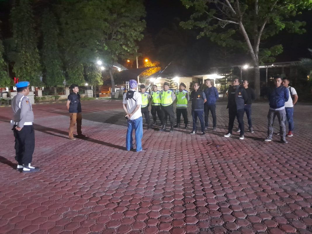 Personel gabungan menggelar apel pelaksanaan patroli antisipasi geng motor dan balap liar di Lapangan Jananuraga Mapolres Langkat.