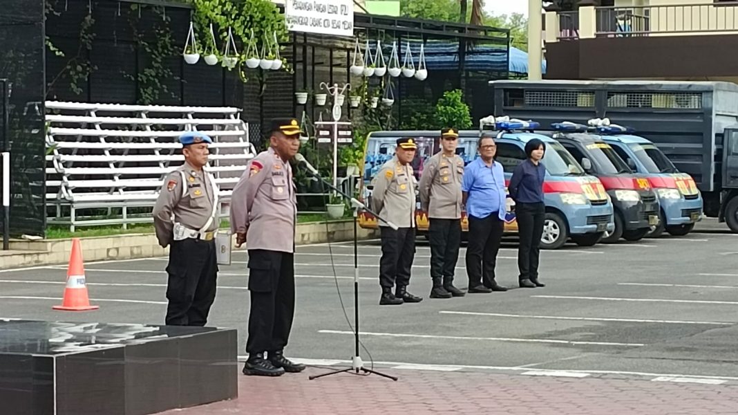 Kasubbag Dal Ops Bag Ops Polrestabes Medan Kompol D Simamora saat memimpin apel di halaman Mapolrestabes Medan.