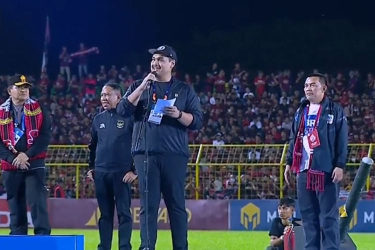 Menpora RI Ario Bimo Nandito Ariotedjo menyampaikan sambutan usai laga PSM Makassar melawan Borneo FC di laga terkahir Liga 1 2022/2023 di Stadion GBH Pare-pare.