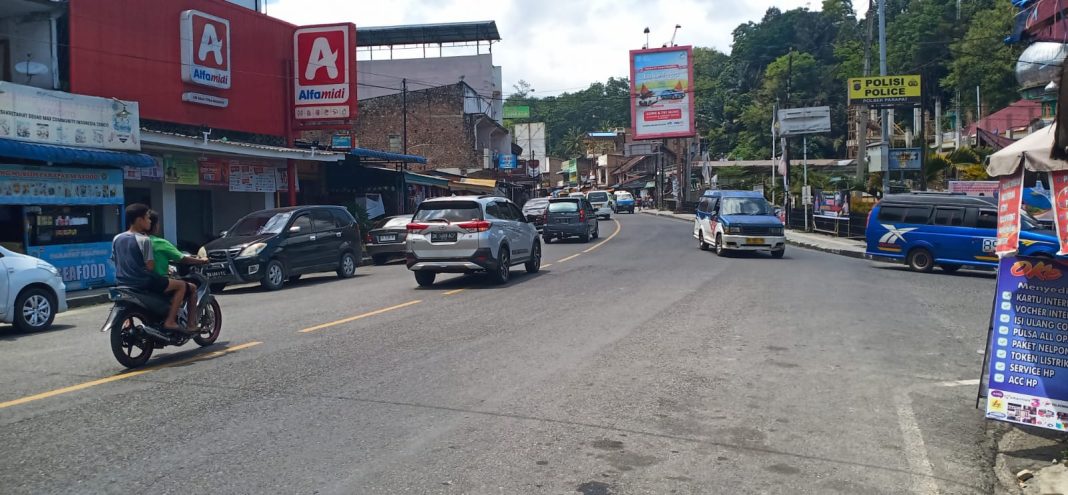 H-1, Arus mudik Lebaran di Jalan Utama Sisingamangaraja XII Parapat, Kecamatan Girsangsang Sipanganbolon, Simalungun normal dan lancar.