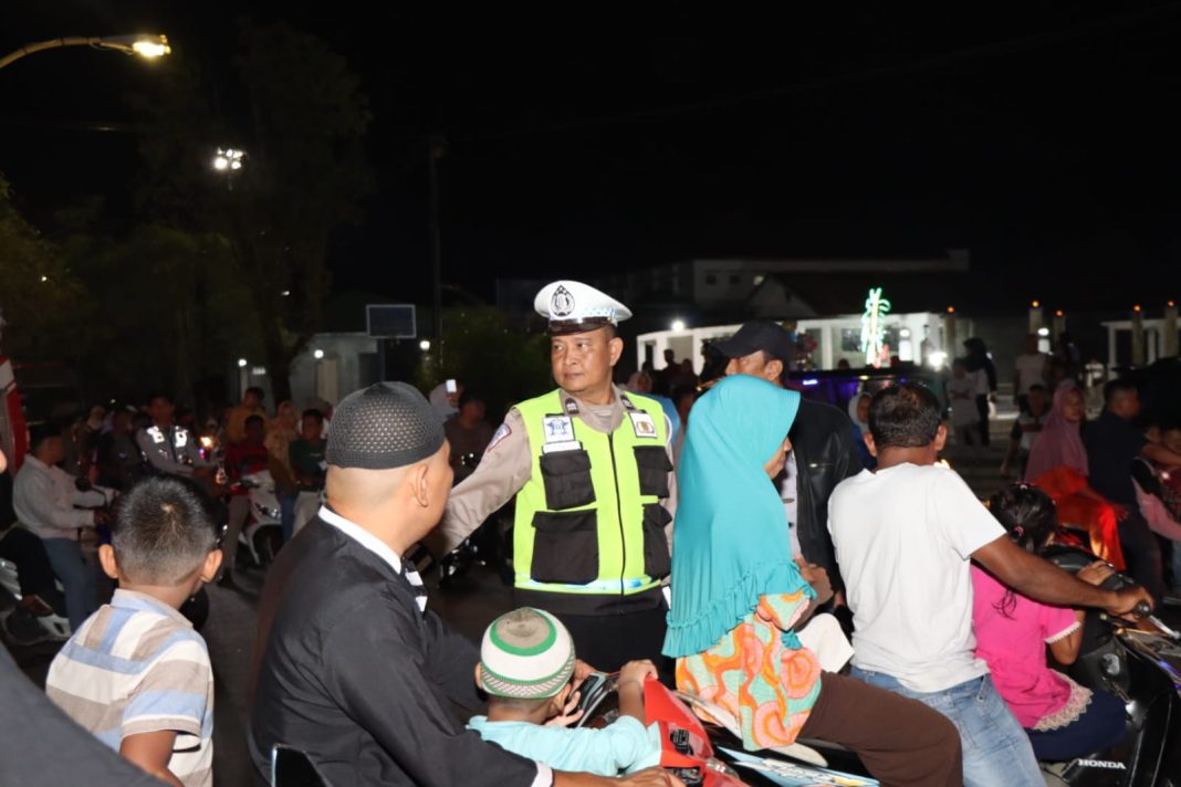 Personel Polres Tapteng tampak mengatur lalu lintas pawai takbiran Idul Fitri 1444 H di Alun-alun Pandan.